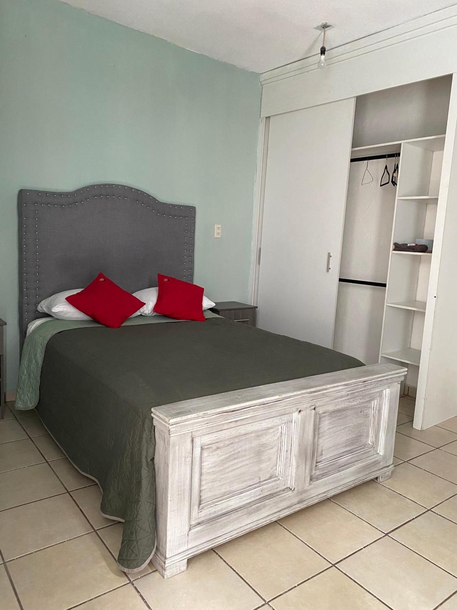 10 Venator House Boutique Aparthotel Леон Екстериор снимка