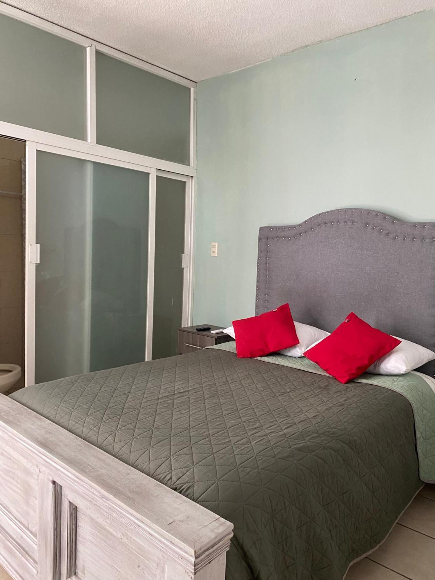 10 Venator House Boutique Aparthotel Леон Екстериор снимка