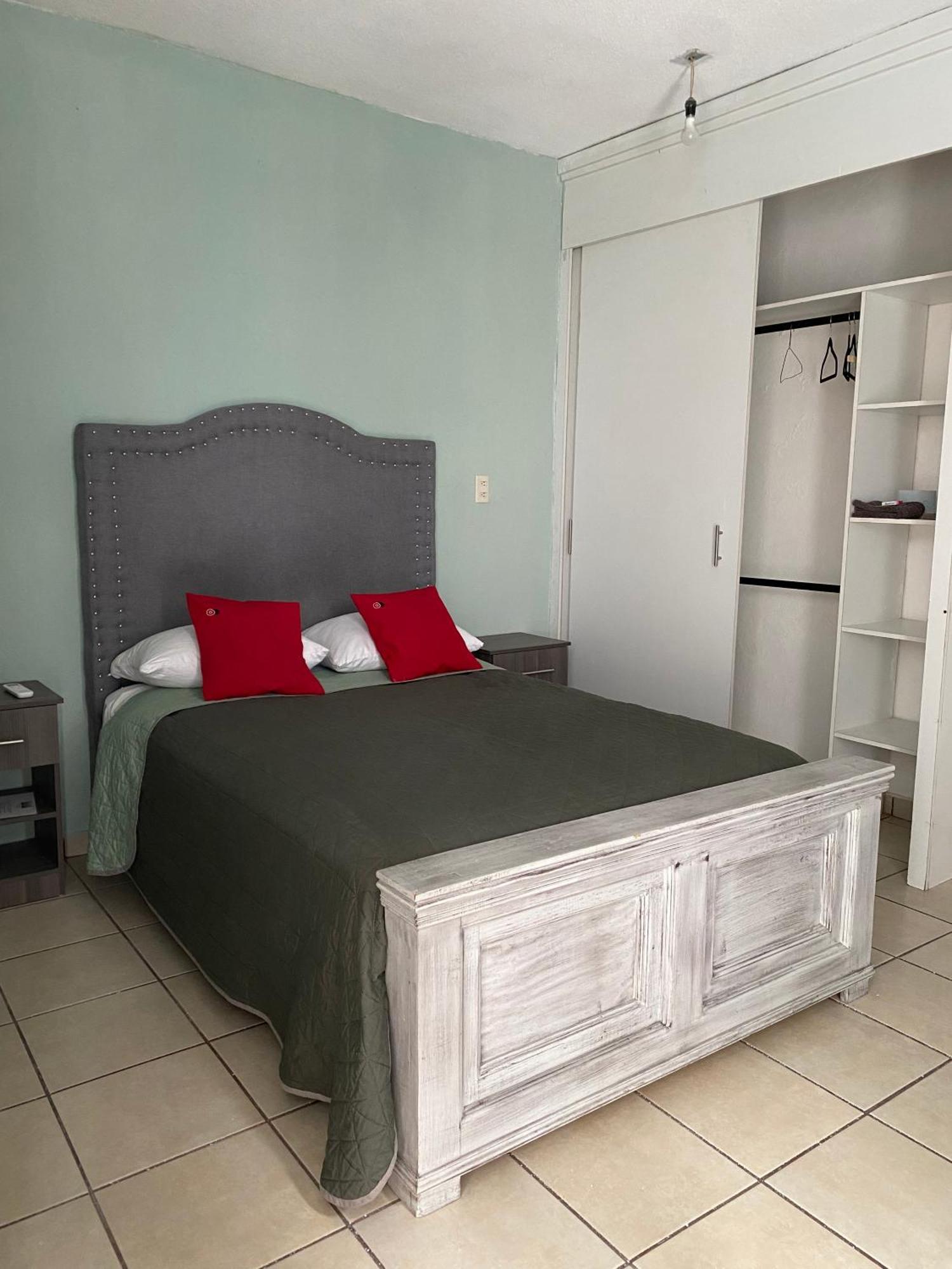 10 Venator House Boutique Aparthotel Леон Екстериор снимка