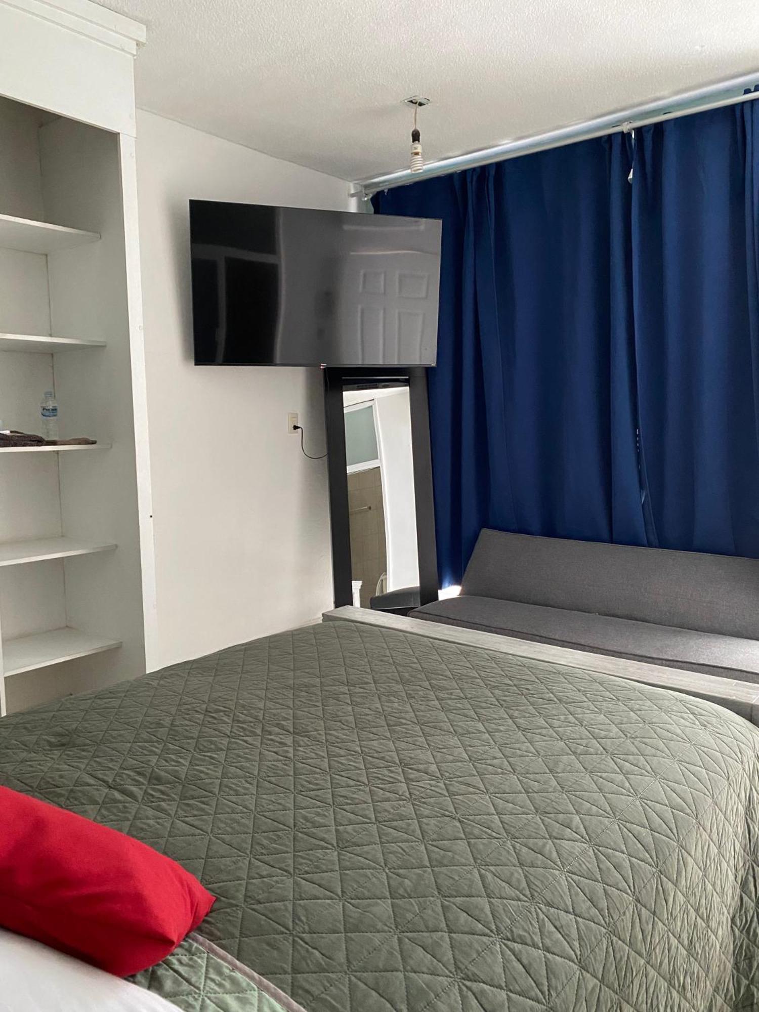 10 Venator House Boutique Aparthotel Леон Екстериор снимка